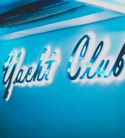 Πήραμε μια νυχτερινή ανάσα δροσιάς και... διασκέδασης στην πιο hot ταράτσα της πόλης, στο Yacht club