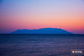 Πανδαισία χρωμάτων με φόντο το νησί των Καβείρων, τη Σαμοθράκη.