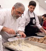 Ο σεφ Οθωμανικής κουζίνας Erhan Seker εν δράσει