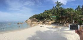 Crystal bay beach - Ko Samui, Ταϋλάνδη! Αυτή είναι μια από τις δημοφιλέστερες παραλίες και φυσικά το καλύτερο μέρος για να αράξεις και να ενημερωθείς από την αγαπημένη σου πύλη.Έτσι δεν είναι Πασχάλη;