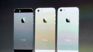 Δύο νέες εκδόσεις του iPhone 5 παρουσίασε η Apple.