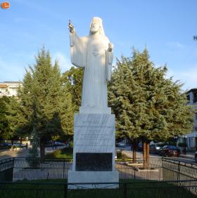 Το άγαλμα του Κυρίλλου ΣΤ' στο κέντρο της Ορεστιάδας