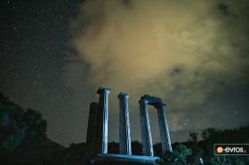 Ο έναστρος ουρανός πάνω από το Ιερό των Μεγάλων Θεών στο νησί της Σαμοθράκης