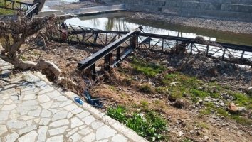 Πεζογέφυρα Λουτρού: Πέντε χρόνια μετά την κατάρρευση, μπήκαν οι υπογραφές… για τη μελέτη!