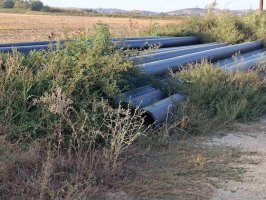 Το υπό κατασκευή υπόγειο αρδευτικό δίκτυο του Πετάλου βαλτώνει και χορταριάζει!