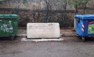 Αλεξανδρούπολη: Τέρμα τα πεταμένα στρώματα στο πεζοδρόμιο - Βρέθηκε λύση