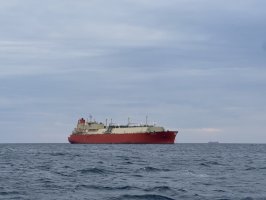 Στην Αλεξανδρούπολη το LNG carrier NEW NATURE – Την Πέμπτη θα «δέσει» με το FSRU (video)
