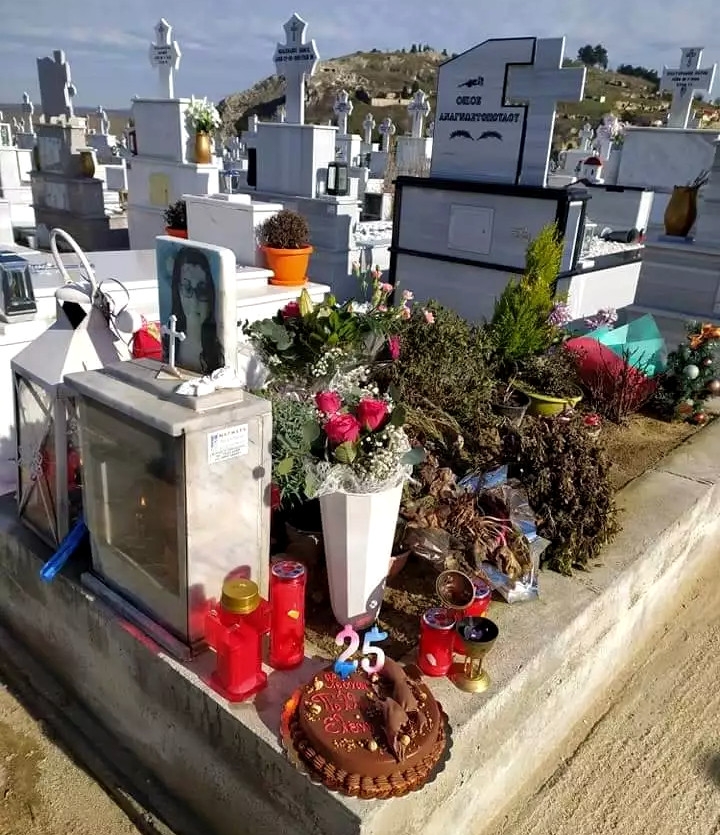 Ελένη Τοπαλούδη: "Ράγισαν καρδιές" οι γονείς της – Της πήγαν τούρτα γενεθλίων στον τάφο της 