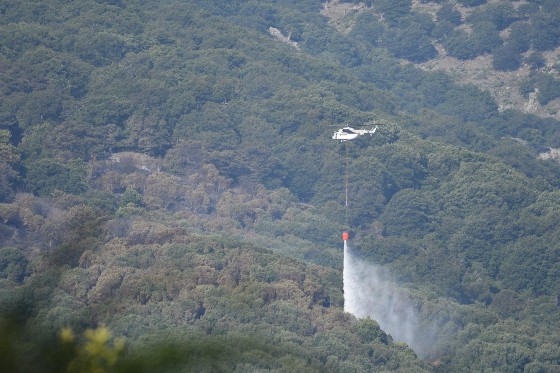 Για 2η ημέρα συνεχίζεται η προσπάθεια κατάσβεσης της φωτιάς που ξέσπασε στη Σαμοθράκη (φωτο & video)