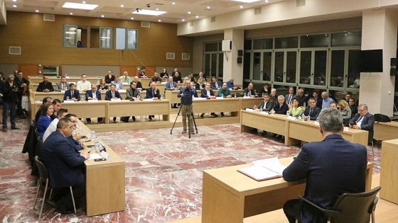 Ανέβηκαν οι τόνοι στη συνεδρίαση του Περιφερειακού Συμβουλίου. Ανέβηκαν οι τόνοι στη συνεδρίαση του Περιφερειακού Συμβουλίου.