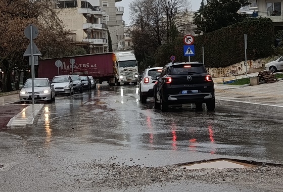 Στον δρόμο μπροστά από το 5ο Νηπιαγωγείο Αλεξανδρούπολης, δημιουργούνται πολλά προβλήματα από τα έργα και την κίνηση.