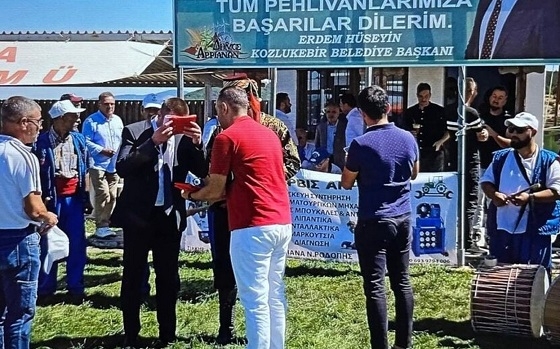 Την τουρκική σημαία ασπάστηκε ο Δήμαρχος Αρριανών στη Ροδόπη.