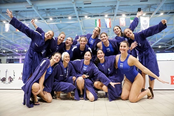 Ενθουσιασμένες οι αθλήτριες της Ελλάδας με τη νίκη και την υποστήριξη του κόσμου στην Αλεξανδρούπολη.