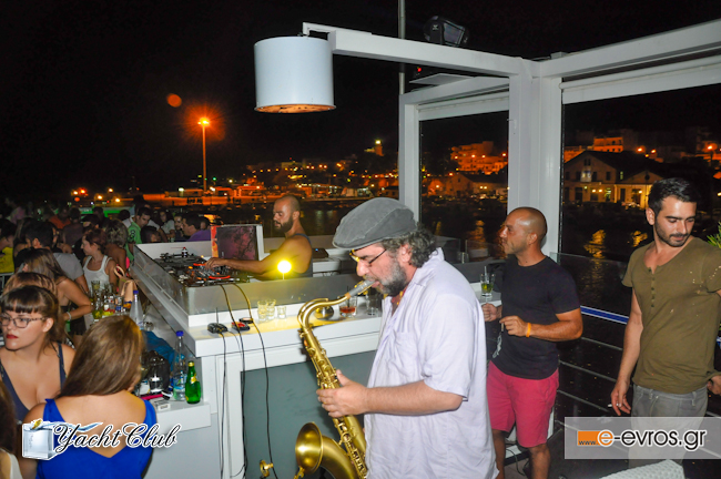 Απίθανη house βραδιά με σαξόφωνο και dj Bengoa στο Yacht club.