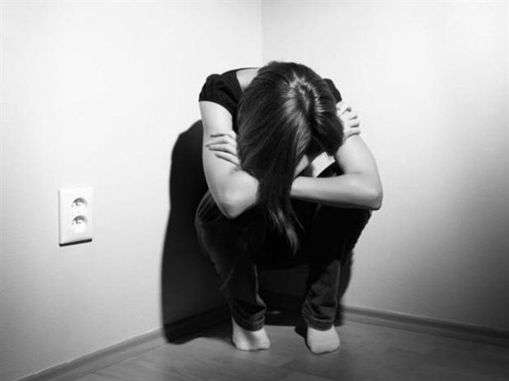 Ο ιατροδικαστής διαπίστωσε ότι είχε εκχυμώσεις στο μηρό και στην πλάτη, καθώς και εκδορές στην τραχηλική χώρα.