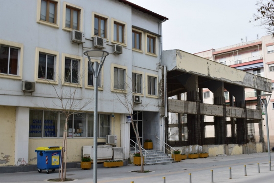 Κατεδαφίζεται το "μνημείο" κακοτεχνίας και πεταμένων λεφτών, δίπλα στο Δημαρχείο Ορεστιάδας