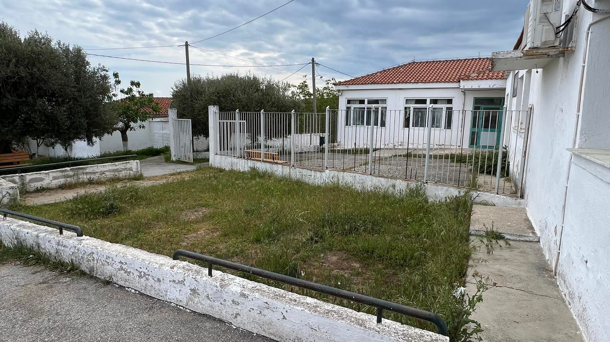 Άδειος παραμένει ο χώρος που κάποτε έσφυζε από ζωή και αντηχούσε από παιδικά γέλια. 