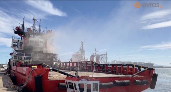 Πυρκαγιά σε ρυμουλκό πλοίο στο λιμάνι της Αλεξανδρούπολης (video)
