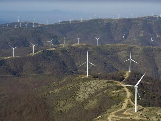 Το έργο αφορά στην εγκατάσταση και λειτουργία τριών Αιολικών Σταθμών Παραγωγής Ηλεκτρικής Ενέργειας στις θέσεις «Μάτι-Κοσκινά», «Φουντούκια Κορφοβούνι» και «Σκοπιά-Βραχάκι».