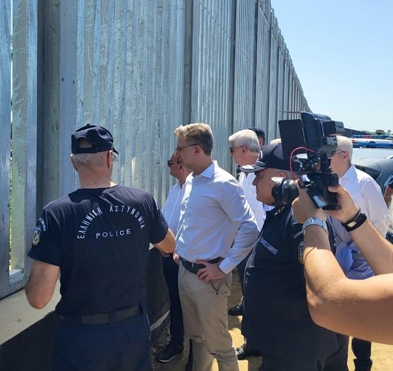 Στον φράχτη του Έβρου ο Υπουργός Επικρατείας, Άκης Σκέρτσος.