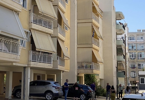 Ανάστατη η γειτονιά στην οποία διαπράχτηκε το άγριο έγκλημα.
