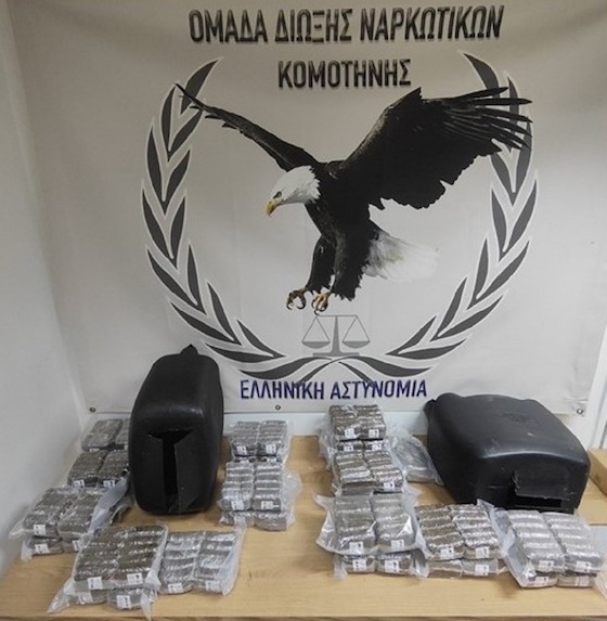 Νάιλον συσκευασίες με 24,5 κιλά κάνναβης είχε στο φορτηγό του ο Τούρκος οδηγός.