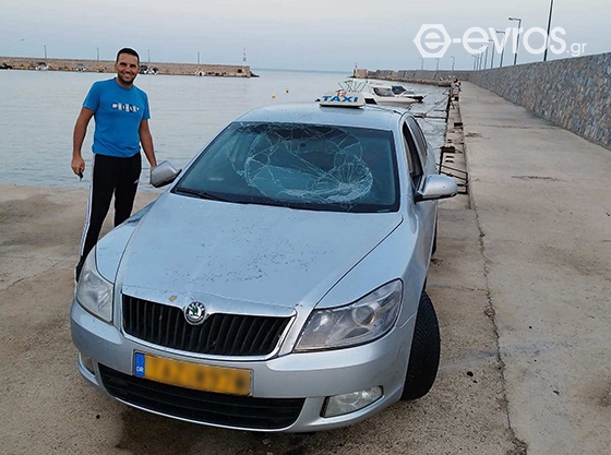 Αυτή είναι η φωτογραφία που εξασφάλισε το e-evros.gr, με το ταξί και τον αστυνομικό Γεώργιο Μπρίτσο που βούτηξε στη θάλασσα για να απεγκλωβίσει τον οδηγό.