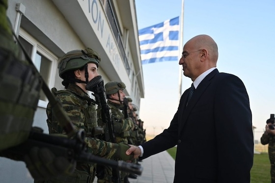 Ο Νίκος Δένδιας στις τελικές φάσεις της άσκησης με πραγματικά πυρά. Ο Νίκος Δένδιας στις τελικές φάσεις της άσκησης με πραγματικά πυρά.