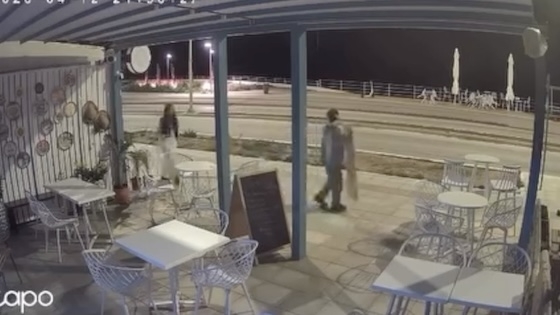 Δύο νεαρές έκλεψαν αντικείμενα από κατάστημα στην παραλιακή λεωφόρο της Αλεξανδρούπολης, το βράδυ του Πάσχα.