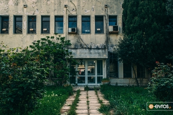 Κινδύνους για την ασφάλεια και τη σωματική ακεραιότητα των πολιτών εγκυμονεί το κτίριο