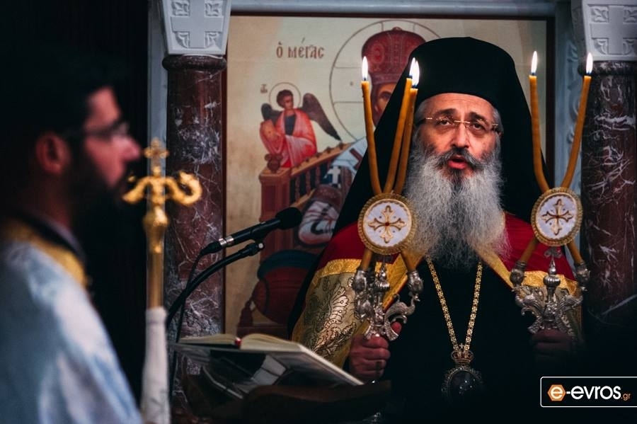 Ο Μητροπολίτης Αλεξανδρουπόλεως Άνθιμος κρατώντας το Άγιο Φως (φωτο. αρχείου)