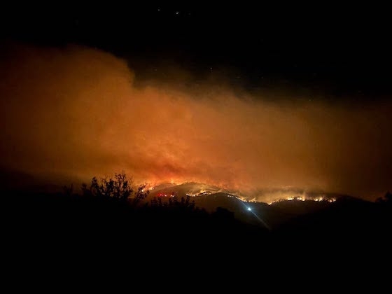 Η μάχη με την φωτιά συνεχίζεται με συνεχής ρίψεις νερού στα σημεία 