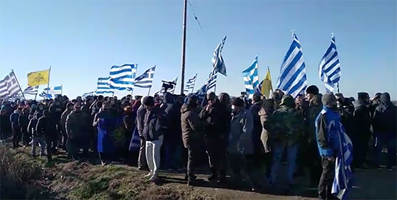 Με ελληνικές σημαίες εκατοντάδες Εβρίτες διαμαρτύρονται έξω από το ΚΥΤ Φυλακίου (video)