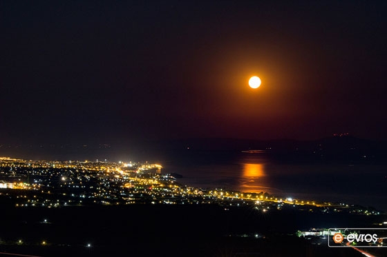 Τα ηλιοστάσια, όπως και οι ισημερίες, συνδέονται αναπόσπαστα με τις εποχές του έτους.
