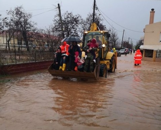Σε "συναγερμό" ο Έβρος: Οικισμοί πλημμύρισαν - Σε ποτάμια μετατράπηκαν οι δρόμοι (video & pic)