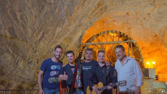 Στιγμιότυπο με τους συντελεστές του greek natural video στη σπήλαιο του Αγγίτη