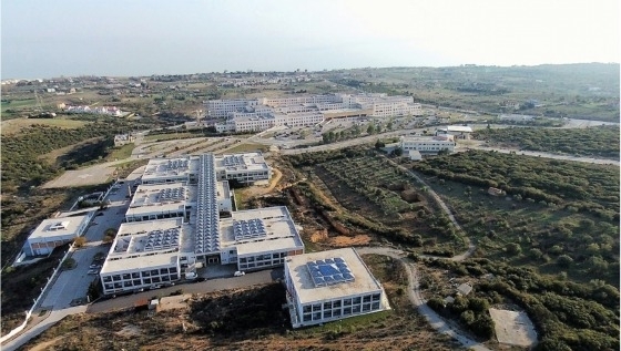 Το έργο αφορά τα κτίρια 1 και 13 της Σχολής και τμήμα του περιβάλλοντος χώρου του συγκροτήματος.