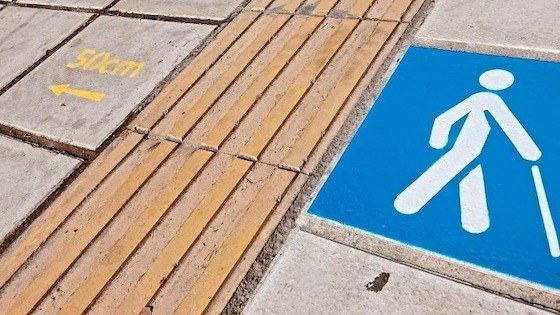 Στις ράμπες θα αποτυπώνεται το εικονίδιο ανθρώπου σε αναπηρικό αμαξίδιο και στον οδηγό όδευσης το εικονίδιο ανθρώπου με λευκό μπαστούνι.