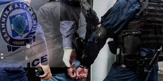 Κατά τη διάρκεια της επίθεσης, ένας από τους εμπλεκόμενους φέρεται να κρατούσε αιχμηρό αντικείμενο.