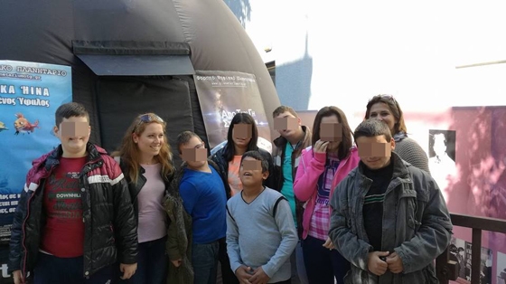 Οι μαθητές κατά την επίσκεψη τους στο Φορητό Ψηφιακό Πλανητάριο