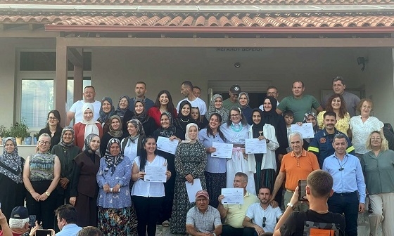 Δεκάδες άνδρες και γυναίκες στο Μεγάλο Δέρειο, διεκδικούν το δικαίωμα στη μόρφωση.