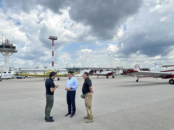 Ο Αντιπεριφερειάρχης Έβρου υποδέχθηκε τους πιλότους, ευχόμενος να έχουμε ένα ασφαλές και χωρίς φωτιές καλοκαίρι.