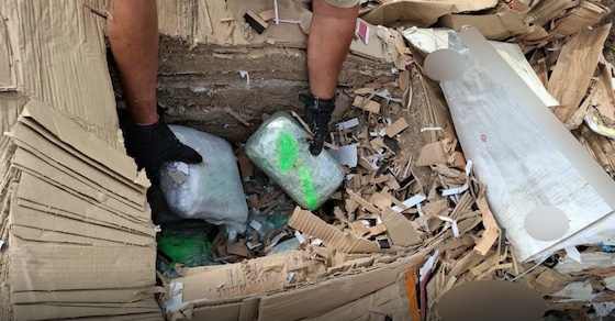 Μπλόκο σε 324 κιλά κάνναβης κρυμμένα σε ανακυκλώσιμα υλικά.