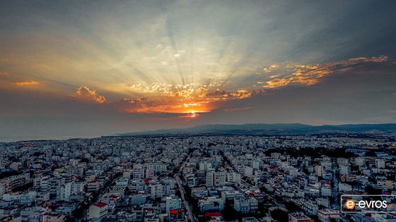 Μέσα στον συννεφιασμένο πολιτικό ουρανό, υπάρχουν και κάποιες ηλιαχτίδες αισιοδοξίας για το μέλλον αυτού του τόπου. Μέσα στον συννεφιασμένο πολιτικό ουρανό, υπάρχουν και κάποιες ηλιαχτίδες αισιοδοξίας για το μέλλον αυτού του τόπου.