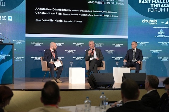 Από αριστερά: Βασίλης Νάνης, Δημοσιογράφος, Το Βήμα - Αναστάσιος Δημοσχάκης, Βουλευτής Έβρου - Κωνσταντίνος Φίλης, Διευθυντής του Ινστιτούτου Παγκόσμιων Υποθέσεων στο Αμερικανικό Κολλέγιο Ελλάδος. Από αριστερά: Βασίλης Νάνης, Δημοσιογράφος, Το Βήμα - Αναστάσιος Δημοσχάκης, Βουλευτής Έβρου - Κωνσταντίνος Φίλης, Διευθυντής του Ινστιτούτου Παγκόσμιων Υποθέσεων στο Αμερικανικό Κολλέγιο Ελλάδος.