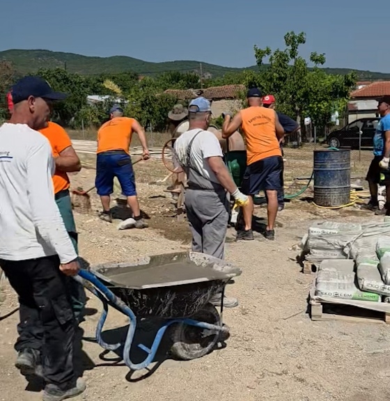 Μαθήματα αλληλεγγύης από το Σουφλί: Οι κάτοικοι κτίζουν το σπίτι ενός ζευγαριού Μαθήματα αλληλεγγύης από το Σουφλί: Οι κάτοικοι κτίζουν το σπίτι ενός ζευγαριού