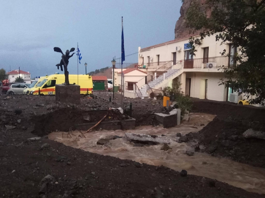 Η "γκρεμισμένη" πλατεία της Χώρας, μπροστά από το ΚΥ του νησιού