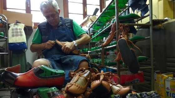 Εργαστήριο παραδοσιακών υποδημάτων χρησιμοποιεί μετάξι Σουφλίου στα παπούτσια που φτιάχνει!