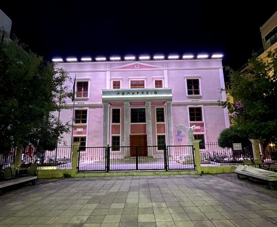 φωτογραφία από το φωταγωγημένο Νομαρχείο στην Αλεξανδρούπολη