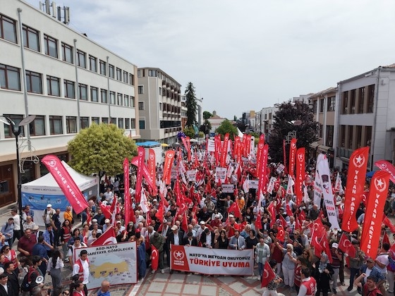 "Υπάρχει κάποιος που να βλέπει την Αλεξανδρούπολη και να φοβάται; Δεν φοβόμαστε!" φώναζε ο επικεφαλής του κόμματος "Πατρίδα". 
